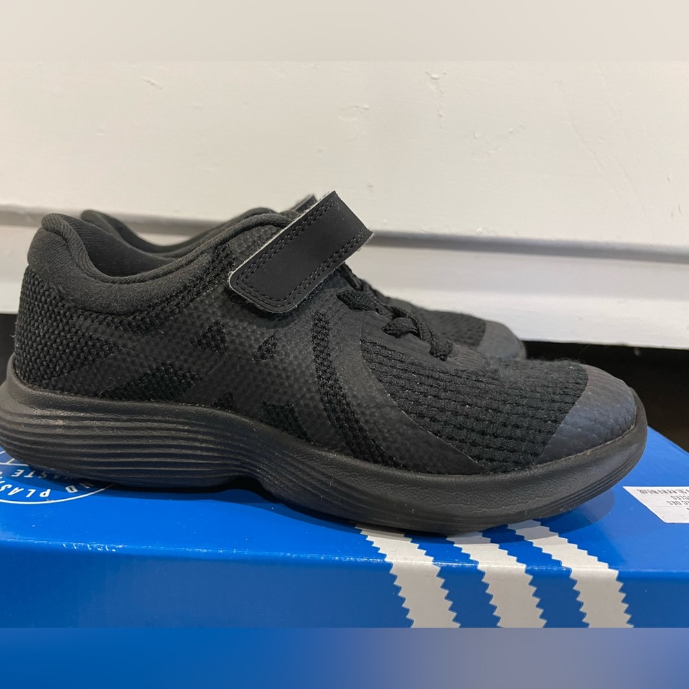 Nike Revolution 4